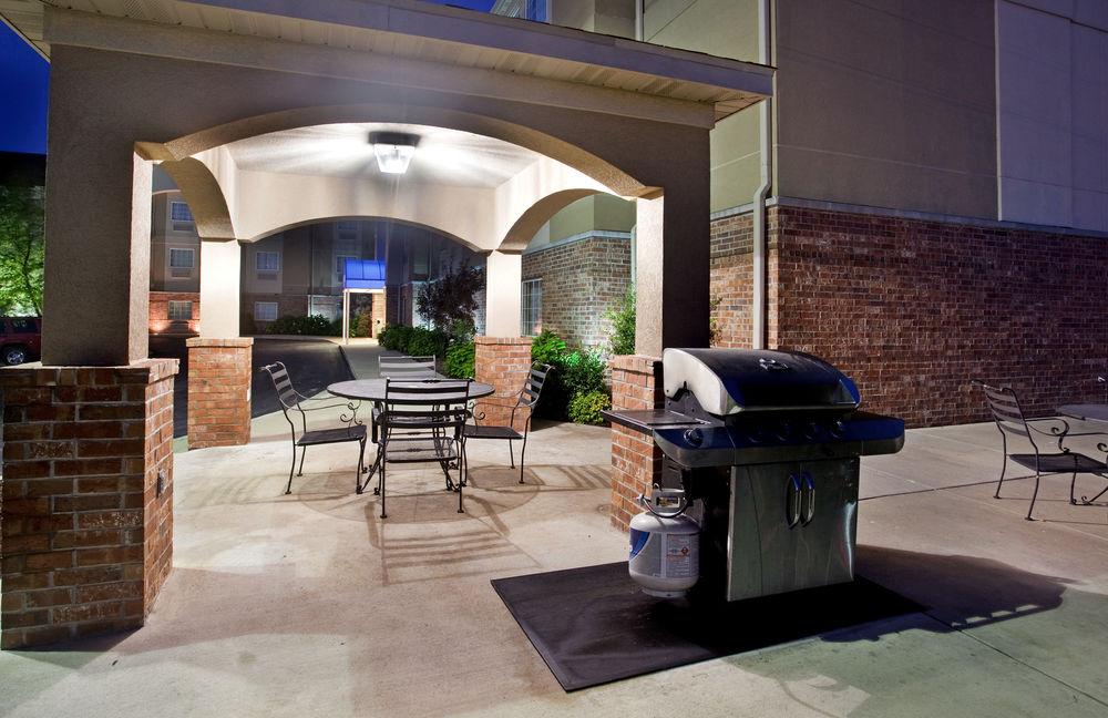 Candlewood Suites St. Robert By Ihg Exterior photo